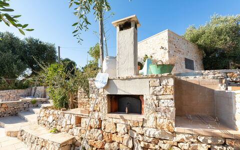 Trulli Di Grieco: Himmel, Eigentum, Pflanze, Gebäude, Grundstueck, Baum, Hütte, Fassade, Landschaft, Fenster