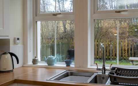 1 Railway Cottage: Spüle, Zapfhahn, Sinken, Armatur, Gebäude, Fenster, Weiss, Pflanze, Holz