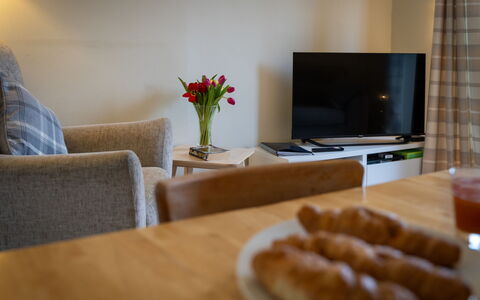 1 Railway Cottage: Tabelle, Essen, Geschirr, Möbel, Komfort, Couch, Blume, Teller, Interior Design, Schreibtisch