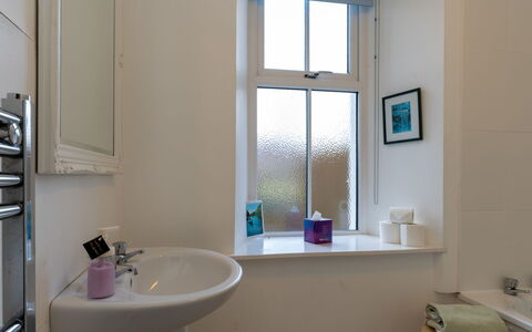 1 Railway Cottage: Eigentum, Zapfhahn, Sinken, Spiegel, Armatur, Bad Sink, Azurblau, Badezimmer, Lila