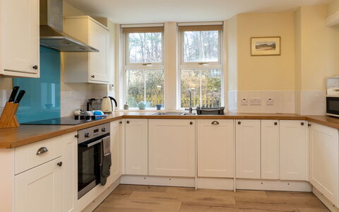 1 Railway Cottage: Cabinetry, Spüle, Countertop, Sinken, Fenster, Holz, Küche, Gebäude, Interior Design, Die Architektur