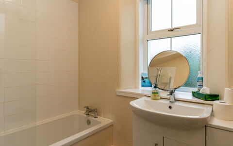 2 Railway Cottage: Spiegel, Badewanne, Eigentum, Armatur, Sinken, Zapfhahn, Badezimmer, Interior Design, Bad Sink