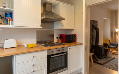 2 Railway Cottage: Cabinetry, Möbel, Countertop, Küche, Küchengerät, Holz, Herd, Gebäude, Beleuchtung, Interior Design