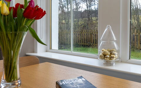 2 Railway Cottage: Pflanze, Tabelle, Blume, Fenster, Holz, Interior Design, Rechteck, Blütenblatt, Vase, Wohnzimmer