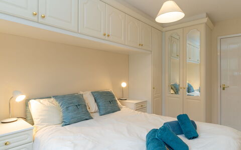 Glenpark: Möbel, Eigentum, Gebäude, Komfort, Blau, Azurblau, Holz, Textil, Bettrahmen, Interior Design