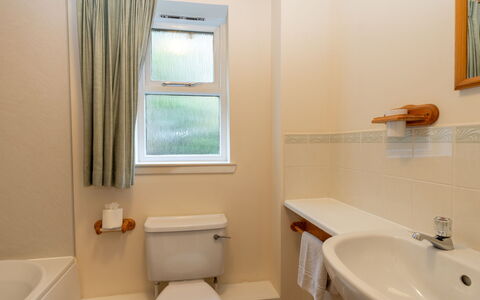Glenpark: Eigentum, Armatur, Bad Sink, Sinken, Zapfhahn, Fenster, Produkt, Badezimmer, Lila, Interior Design