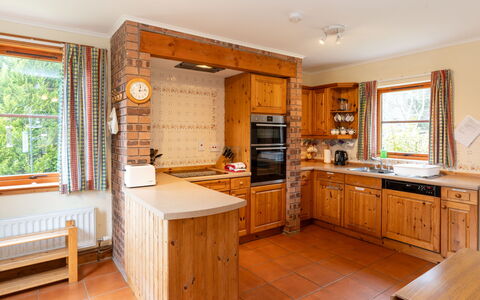 Lower Curr: Cabinetry, Countertop, Möbel, Fenster, Haushaltsgerät, Holz, Küche, Küchengerät, Schublade, Interior Design