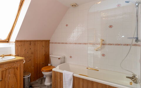 Lower Curr: Eigentum, Armatur, Holz, Interior Design, Fussboden, Flooring, Badezimmer, Linie, Badezimmerschrank, Schublade