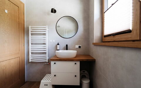Domek Pod Szarowym Lasem: Spiegel, Eigentum, Armatur, Zapfhahn, Bad Sink, Holz, Interior Design, Badezimmer, Toilette, Gebäude