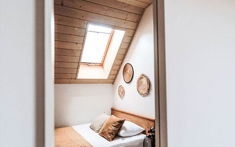 Domek Pod Szarowym Lasem: Interior Design, Schlafzimmer, Holz, Fussboden, Flooring, Bett, Bettdecke, Bedding, Decke, Beleuchtung