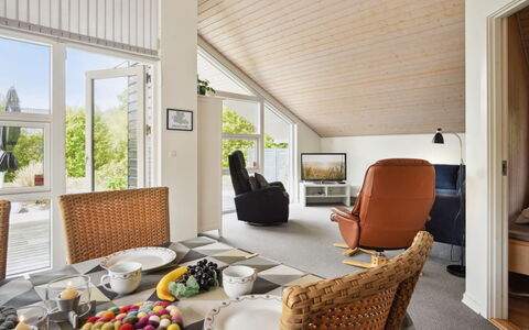 Bajram: Möbel, Interior Design, Flooring, Holz, Decke, Stuhl, Fussboden, Zuhause, Couch, Wohnzimmer