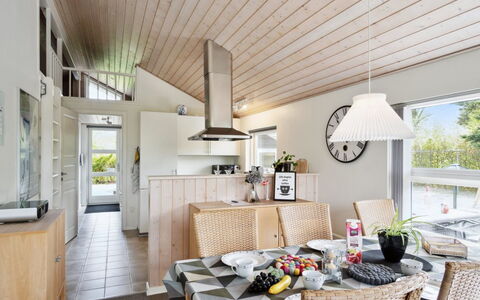 Bajram: Möbel, Interior Design, Flooring, Decke, Holz, Light Fixture, Fussboden, Stuhl, Küche, Beleuchtung