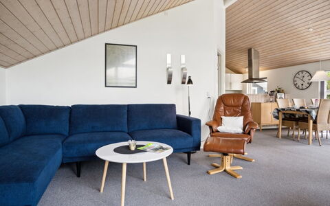 Bajram: Möbel, Interior Design, Couch, Decke, Wohnzimmer, Flooring, Fussboden, Zuhause, Wohnung