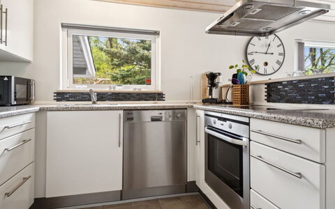 Bajram: Küchengerät, Küche, Countertop, Major Appliance, Cabinetry, Haushaltsgerät, Flooring, Holz, Interior Design, Herd
