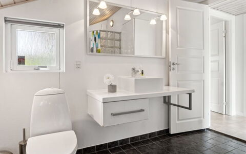 Bajram: Armatur, Badezimmer, Sinken, Bad Sink, Interior Design, Flooring, Fussboden, Badezimmerschrank, Zapfhahn, Spiegel