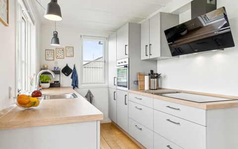 Sebiorn - 5M from the Sea: Küche, Countertop, Cabinetry, Küchengerät, Möbel, Flooring, Interior Design, Holz, Major Appliance, Fussboden