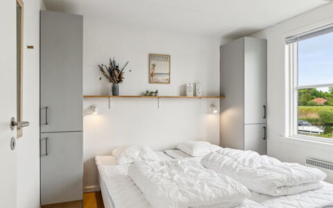 Sebiorn - 5M from the Sea: Bett, Schlafzimmer, Wand, Interior Design, Möbel, Bedding, Bettdecke, Holz, Decke, Fussboden