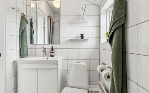 Sebiorn - 5M from the Sea: Interior Design, Flooring, Armatur, Sinken, Fussboden, Badezimmer, Badezimmerschrank, Zapfhahn, Bad Sink, Toilette