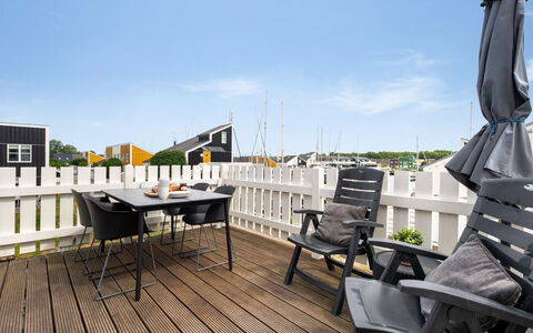 Sebiorn - 5M from the Sea: Holz, Deck, Hartholz, Planke, Gartenmöbel, Holzboden, Schatten, Promenade, Veranda, Balkon