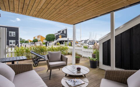Sebiorn - 5M from the Sea: Holz, Die Architektur, Zuhause, Möbel, Veranda, Deck, Tür, Stuhl, Wohnung, Balkon