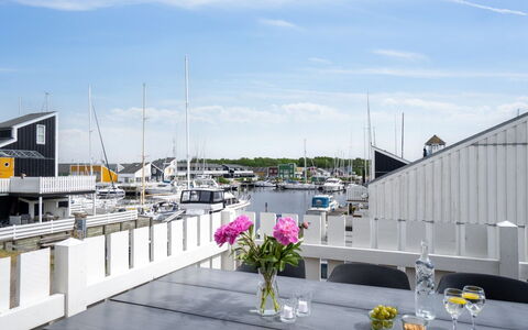 Sebiorn - 5M from the Sea: Holz, Zuhause, Veranda, Deck, Hartholz, Dach, Holzbeize, Holzboden, Eco Hotel