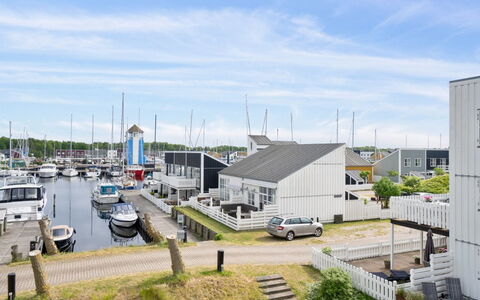Sebiorn - 5M from the Sea: Holz, Zuhause, Veranda, Deck, Hartholz, Dach, Holzbeize, Holzboden, Eco Hotel