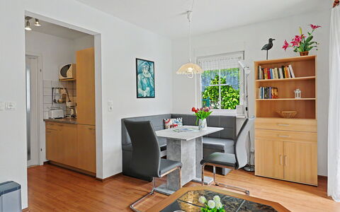 Schneider 2D: Möbel, Interior Design, Flooring, Holz, Fussboden, Tabelle, Couch, Beleuchtung, Zimmer, Wohnzimmer