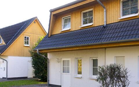Schneider 2D: Pflanze, Gebäude, Fenster, Haus, Himmel, Holz, Grundstueck, Hütte, Abstellgleis