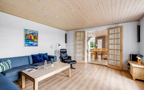 Amma - 21Km from the Sea: Möbel, Flooring, Interior Design, Fussboden, Holzboden, Holz, Couch, Decke, Zimmer, Wohnzimmer