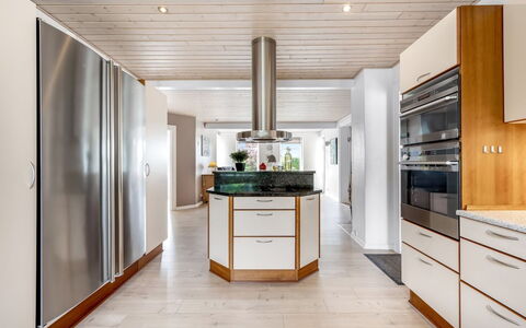 Amma - 21Km from the Sea: Flooring, Interior Design, Küche, Holz, Decke, Fussboden, Countertop, Holzboden, Küchengerät, Light Fixture