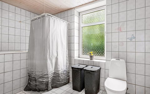 Amma - 21Km from the Sea: Flooring, Fussboden, Verbundwerkstoff, Armatur, Badezimmer, Installation, Fliese, Toilette, Sinken, Vorhang