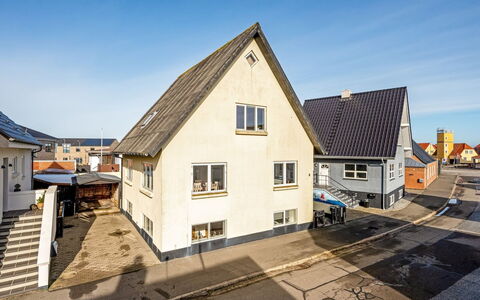 Ullakarin - 200M from the Sea: Gebäude, Fenster, Haus, Strassenbelag, Dach, Wohngebiet, Zuhause, Die Architektur, Nachbarschaft, \Stadt