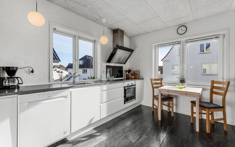 Ullakarin - 200M from the Sea: Holz, Flooring, Decke, Küche, Fussboden, Countertop, Zuhause, Wohnung, Light Fixture, Küchengerät