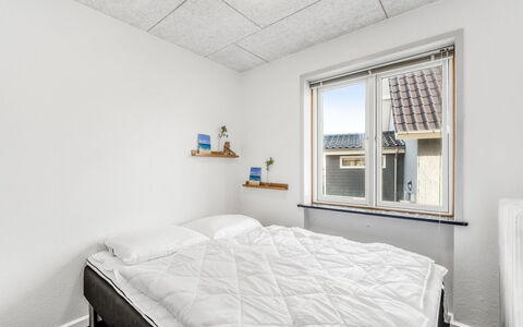 Ullakarin - 200M from the Sea: Wand, Decke, Interior Design, Schlafzimmer, Fussboden, Zimmer, Bett, Wohnung, Bedding, Bettrahmen
