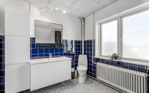 Ullakarin - 200M from the Sea: Verbundwerkstoff, Armatur, Fliese, Wohnung, Installation, Aluminium, Badezimmer, Daylighting, Zapfhahn, Light Fixture