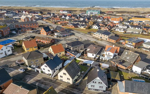 Ullakarin - 200M from the Sea: Wohngebiet, Stadtgebiet, Vogelperspektive, Nachbarschaft, Luftaufnahmen, Landschaft, Dach, Urban Design, Vorort, Strasse