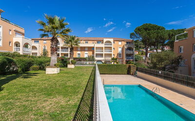 Cavalaire 697: Wohngebiet, Zuhause, Haus, Tür, Wohnung, Vorort, Balkon, Hof, Garten, Auffahrt