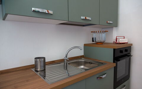 Villa Trivigno: Küche, Countertop, Cabinetry, Holz, Spüle, Interior Design, Flooring, Küchengerät, Armatur, Möbel