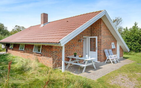 Danica - 500M from the Sea: Decke, Flooring, Interior Design, Fussboden, Verbundwerkstoff, Möbel, Resort, Hotel, Design, Daylighting
