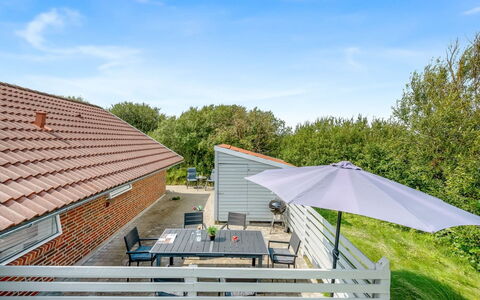 Danica - 500M from the Sea: Decke, Flooring, Interior Design, Fussboden, Verbundwerkstoff, Möbel, Resort, Hotel, Design, Daylighting