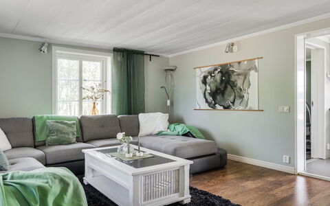 Flugebacken: Couch, Eigentum, Möbel, Komfort, Pflanze, Fenster, Interior Design, Holz, Wohnzimmer, Die Architektur