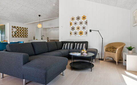 Nicolas - 500M from the Sea: Decke, Flooring, Interior Design, Fussboden, Verbundwerkstoff, Möbel, Resort, Hotel, Design, Daylighting