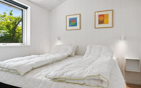 Nicolas - 500M from the Sea: Decke, Flooring, Interior Design, Fussboden, Verbundwerkstoff, Möbel, Resort, Hotel, Design, Daylighting