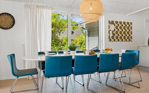 Nicolas - 500M from the Sea: Decke, Flooring, Interior Design, Fussboden, Verbundwerkstoff, Möbel, Resort, Hotel, Design, Daylighting