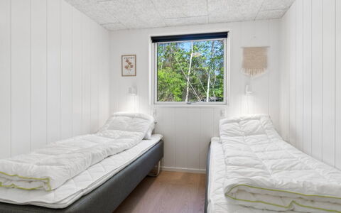 Nicolas - 500M from the Sea: Decke, Flooring, Interior Design, Fussboden, Verbundwerkstoff, Möbel, Resort, Hotel, Design, Daylighting