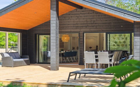 Nicolas - 500M from the Sea: Decke, Flooring, Interior Design, Fussboden, Verbundwerkstoff, Möbel, Resort, Hotel, Design, Daylighting