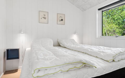 Nicolas - 500M from the Sea: Schlafzimmer, Bett, Bedding, Bettdecke, Bettrahmen, Decke, Einfrieren, Linens, Matratze, Design