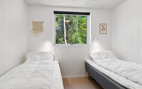 Nicolas - 500M from the Sea: Holz, Schlafzimmer, Decke, Bedding, Planke, Daylighting, Hartholz, Bettdecke, Bett, Bettrahmen