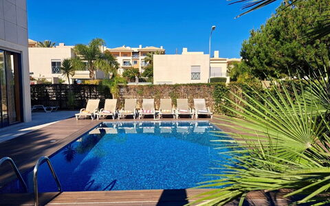 Corcovada Lote 28 Vip Properties: Gebäude, Himmel, Pflanze, Tabelle, Fenster, Azurblau, Schatten, Die Architektur, Holz, Stuhl