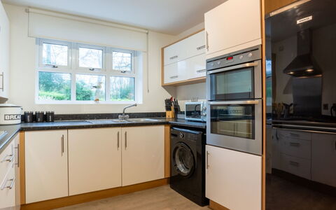 Marshmallow House: Cabinetry, Countertop, Spüle, Fenster, Küchengerät, Herd, Holz, Küche, Sinken, Beleuchtung